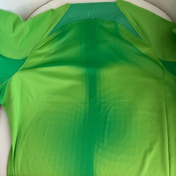 Nike Women’s Dri-Fit, NWT. Slim Fit Top. Color: Green. Size: Medium. - Picture 5 of 7